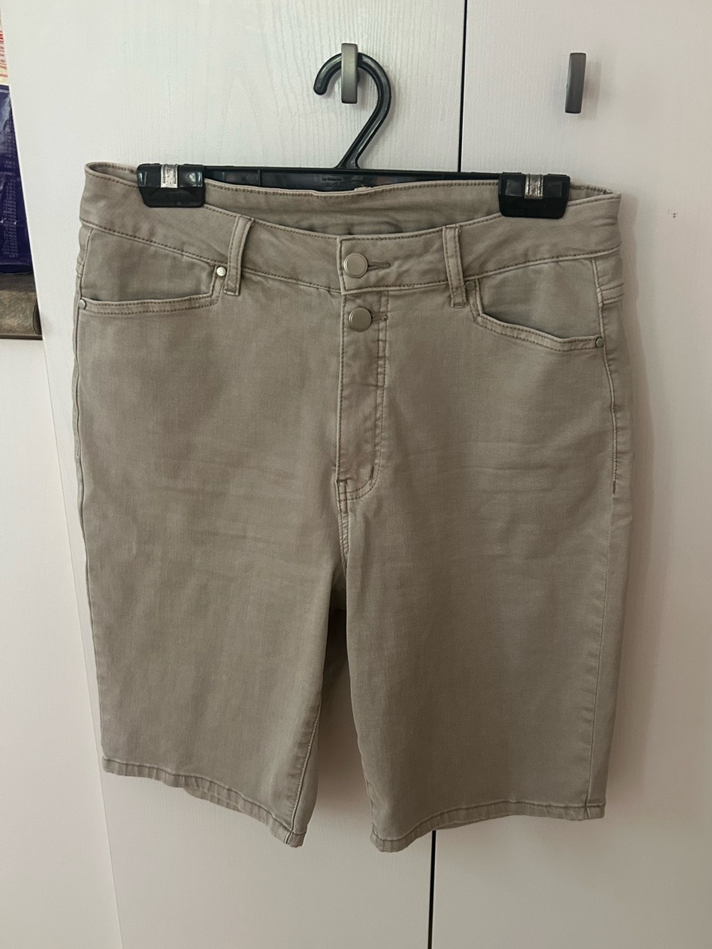 Tribal Women stretch Flat Front beige bermuda size 12